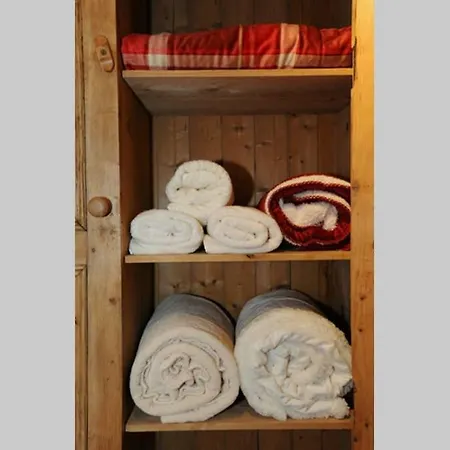 펜션 Red Stonecutters Cottage, Doolin *